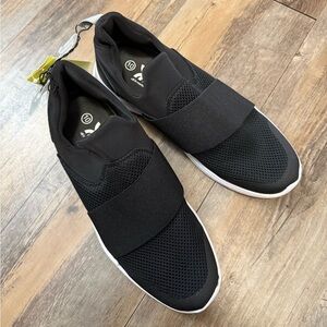 NWT All in Motion Men Basic Black Sneakers